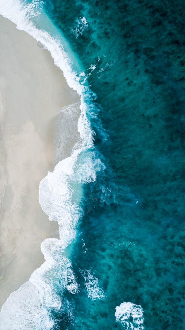 古代谋略场景：海洋与帆船象征瞒天过海